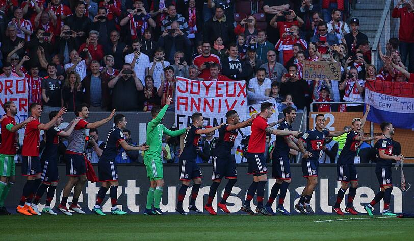 Der FC Bayern gewinnt seine 28. Deutsche Meisterschaft - und die Spieler zeigen sich in Feierlaune.