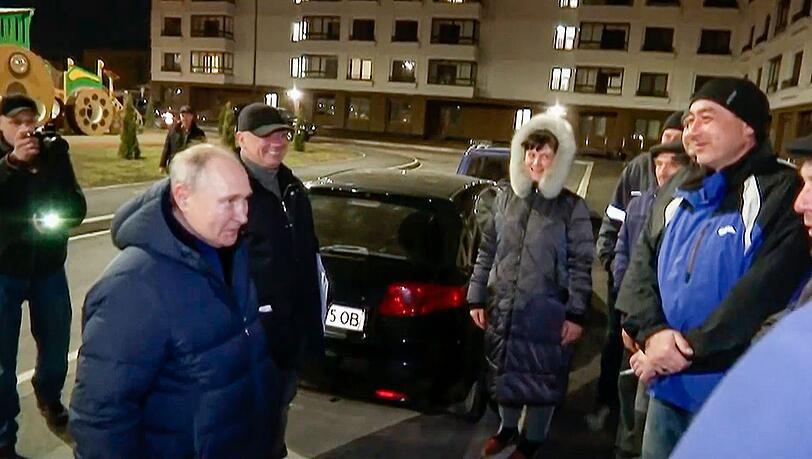 Auf diesem von einem russischen Fernsehsender veröffentlichten Screenshot spricht Wladimir Putin in Mariupol mit Anwohnern.