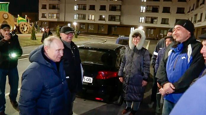 Auf diesem von einem russischen Fernsehsender veröffentlichten Screenshot spricht Wladimir Putin in Mariupol mit Anwohnern.