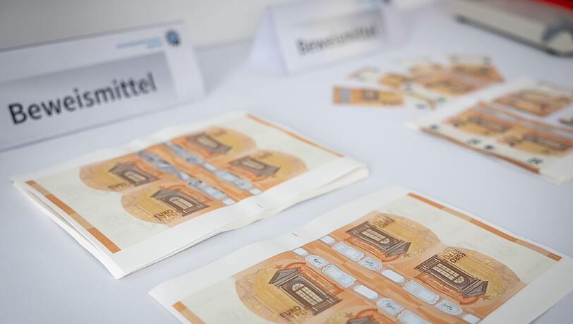 Der 50-Euro-Schein wird am h&auml;ufigsten gef&auml;lscht: 33.956 St&uuml;ck z&auml;hlte die Bundesbank in Deutschland im Jahr 2025. Das war fast die H&auml;lfte aller Euro-Bl&uuml;ten hierzulande. (Archivbild)