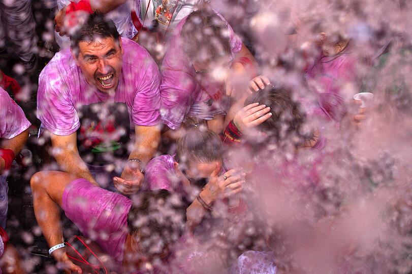 Das legendäre Stierlaufen in Pamplona ist eröffnet. Die verrücktesten Bilder des Eröffnungstages.