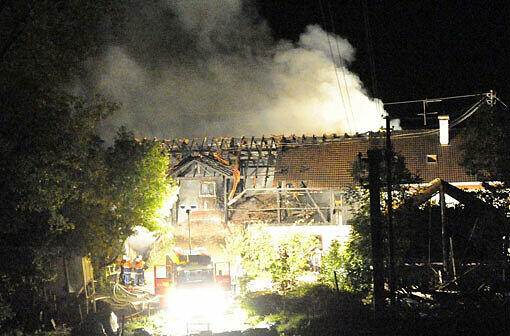 Scheune und Stallung brannten in der Nacht zum Freitag bei dem Großbrand bei Samerberg im Landkreis Rosenheim total aus. Das Haupthaus konnte von der Feuerwehr gehalten werden.