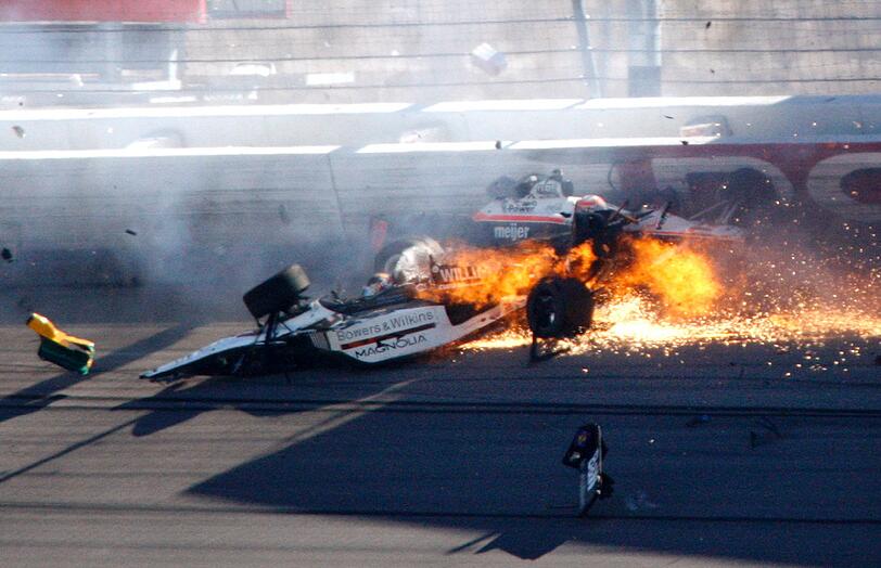 Die Bilder vom schrecklichen Indy-Car-Unfall in Las Vegas. Dan Wheldon, der Ende Mai zum zweiten Mal nach 2005 den Motorsport-Klassiker Indy 500 gewonnen hatte, ist am Sonntag auf dem Las Vegas Motor Speedway tödlich verunglückt.