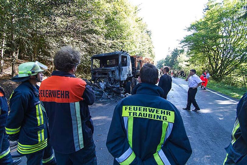 Aus bislang unbekannten Gründen kommt ein Auto auf die Gegenfahrbahn, prallt gegen einen Laster und wird unter ihn geschoben. Beide Fahrzeuge brennen komplett aus; der Autofahrer verbrennt bis zur Unkenntlichkeit.