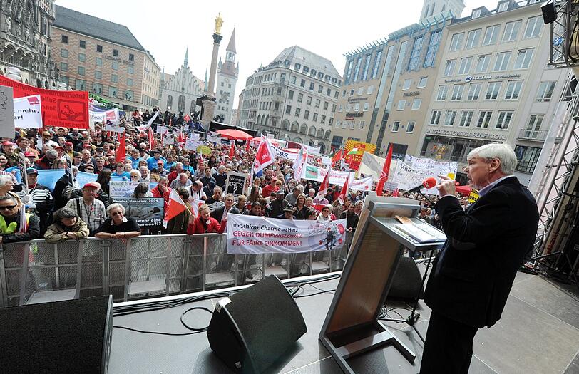 Der DGB-Vorsitzende Michael Sommer spricht auf dem Marienplatz bei der zentralen Kundgebung des DGB.