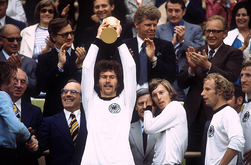 Paul Breitner mit dem WM-Pokal 1974: Mit ihm feiern Grabowski, Vogts, Schwarzenbeck (v.l.)