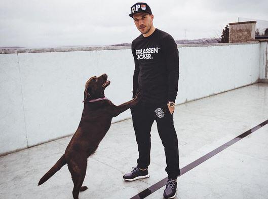 Unter dem Namen Strassenkicker vertreibt Lukas Podolski Streetwear mit Aufdrucken wie "Kölsche Jung" oder "University of Straße".