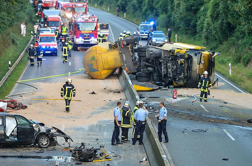 Der umgekippte Futtermitteltransporter auf der B54 zwischen Münster und Gronau. Foto: Guido Kirchner