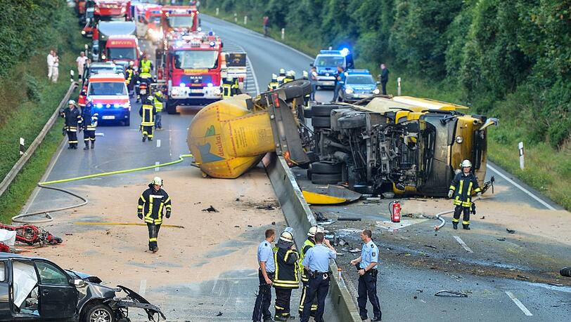Der umgekippte Futtermitteltransporter auf der B54 zwischen Münster und Gronau. Foto: Guido Kirchner Der umgekippte Futtermitteltransporter auf der B54 zwischen Münster und Gronau. Foto: Guido Kirchner