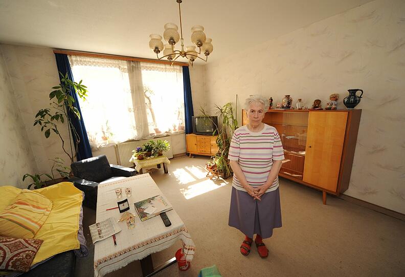 Eigentlich darf sie hier gar nicht mehr sein: Ingeborg Höllriegl in ihrem Wohnzimmer in der Kaulbachstraße.Fotos: Gregor Feindt