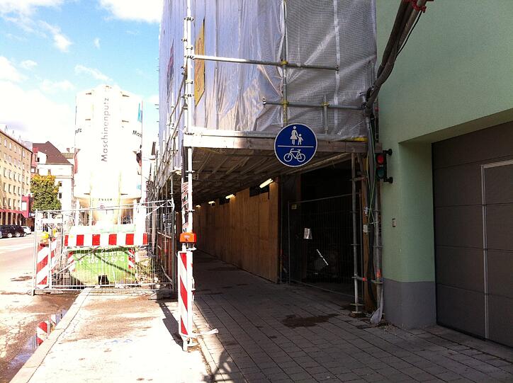 Die beschwerliche Fahrt an der Paul-Heyse-Straße in Richtung Tunnel