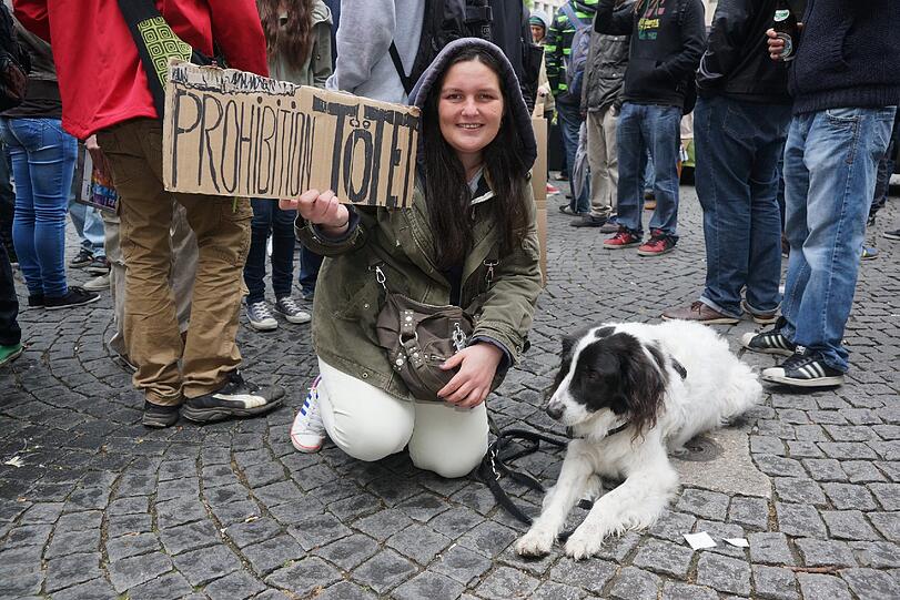 Etwa 200 Menschen demonstrieren am Sendlinger-Tor-Platz für die Legalisierung von Marihuana.