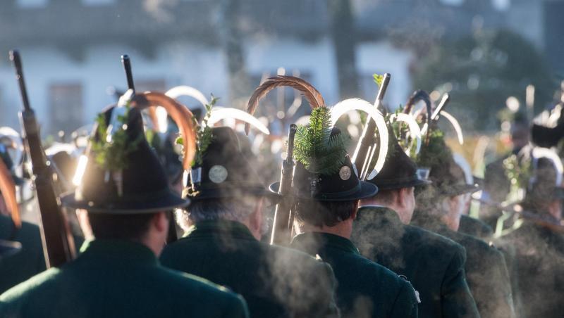 Gebirgsschützen gehen bei einer Gedenkfeier für die Opfer der "Sendlinger Mordweihnacht" durch den Ort. Foto: Tobias Hase/dpa Gebirgsschützen gehen bei einer Gedenkfeier für die Opfer der "Sendlinger Mordweihnacht" durch den Ort. Foto: Tobias Hase/dpa