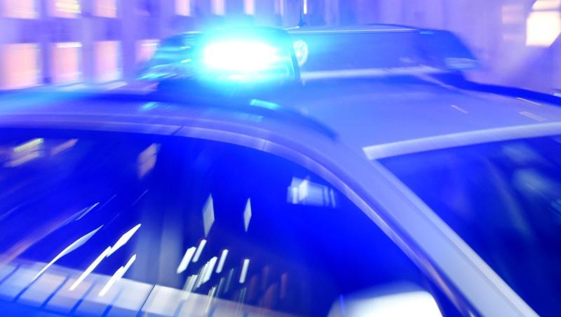 Ein Streifenwagen der Polizei steht mit eingeschaltetem Blaulicht auf der Straße. Foto: Carsten Rehder/dpa/Illustration Ein Streifenwagen der Polizei steht mit eingeschaltetem Blaulicht auf der Straße. Foto: Carsten Rehder/dpa/Illustration