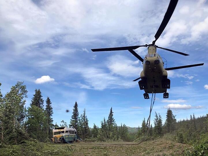 Ein Transporthubschrauber vor dem durch das Schicksal des Aussteigers Christopher McCandless bekannten Bus.