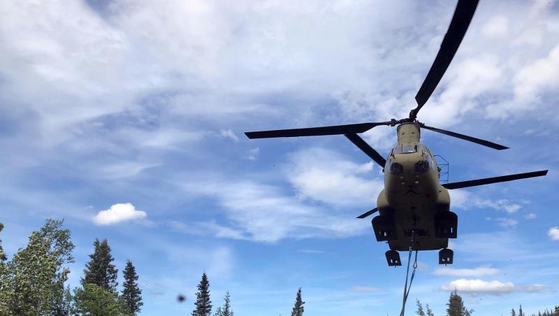 Ein Transporthubschrauber vor dem durch das Schicksal des Aussteigers Christopher McCandless bekannten Bus. Ein Transporthubschrauber vor dem durch das Schicksal des Aussteigers Christopher McCandless bekannten Bus.