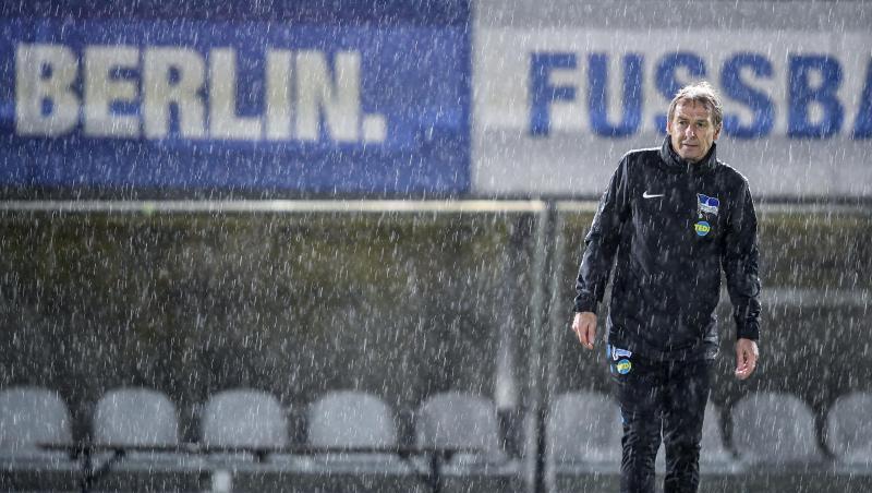 Absolvierte sein erstes Training mit Hertha BSC im Regen: Jürgen Klinsmann. Absolvierte sein erstes Training mit Hertha BSC im Regen: Jürgen Klinsmann.