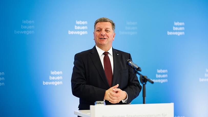 Christian Bernreiter (CSU), Verkehrsministerin von Bayern, spricht.