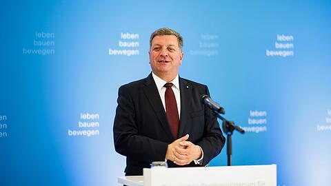Christian Bernreiter (CSU), Verkehrsministerin von Bayern, spricht.