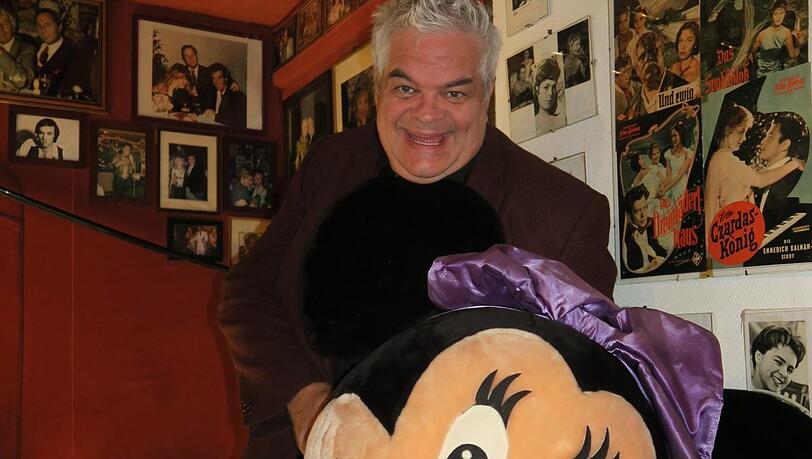 Ex-Wirt und Entertainer Günther Grauer mit Minnie Maus, die auch immer wieder mal als Deko diente.