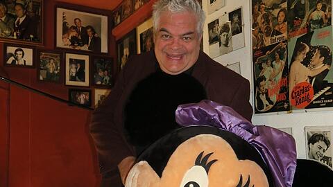 Ex-Wirt und Entertainer Günther Grauer mit Minnie Maus, die auch immer wieder mal als Deko diente.