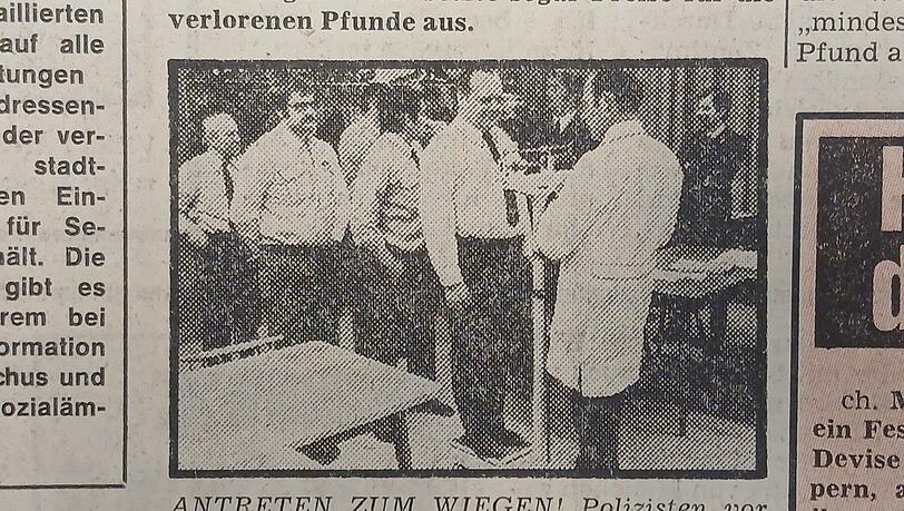 Antreten zum Wiegen: Polizisten starten in ihre Kur-Wochen im März und April 1975.