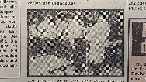 Antreten zum Wiegen: Polizisten starten in ihre Kur-Wochen im März und April 1975.