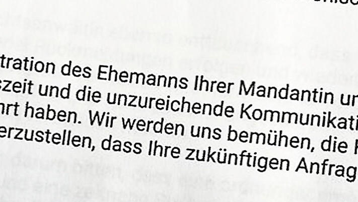 So reagiert die Rechtsvertretung der SZE auf eine Beschwerde der Rechtsanwältin, dass die Bearbeitung des Aufenthaltstitels von Saowaluck Altendorf 14 Monate gedauert hat. So reagiert die Rechtsvertretung der SZE auf eine Beschwerde der Rechtsanwältin, dass die Bearbeitung des Aufenthaltstitels von Saowaluck Altendorf 14 Monate gedauert hat.