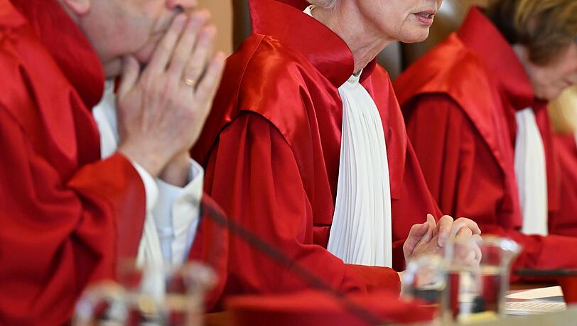 Die Bundesverfassungsrichterinnen und -richter sind bekannt für ihre roten Roben. (Archivbild)