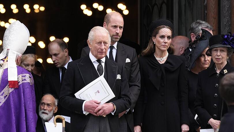 König Charles III., Prinz William, Prinzessin Kate und Prinzessin Anne (v.l.n.r.) beim Verlassen der Westminster-Kathedrale nach der Trauerfeier für Herzogin Katharine.