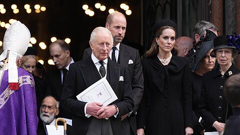König Charles III., Prinz William, Prinzessin Kate und Prinzessin Anne (v.l.n.r.) beim Verlassen der Westminster-Kathedrale nach der Trauerfeier für Herzogin Katharine.