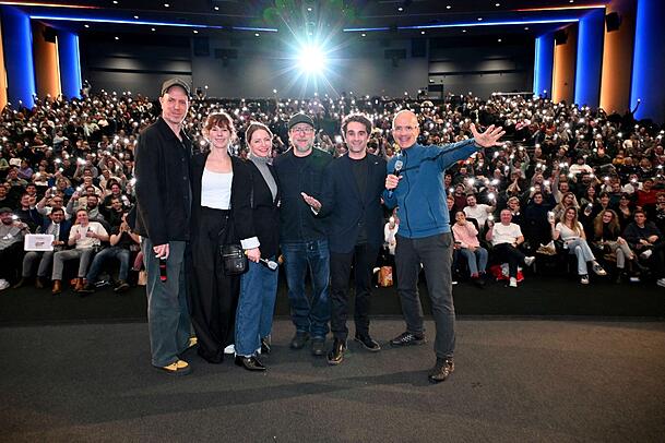 Das „Stromberg“-Team zu Besuch in München: Christoph Maria Herbst (v.r.) Oliver Wnuk, Bjarne Mädel, Diana Staehly, Milena Dreißig und Regisseur Arne Feldhusen bei ihrer Kinotour im Mathäser Filmpalast.