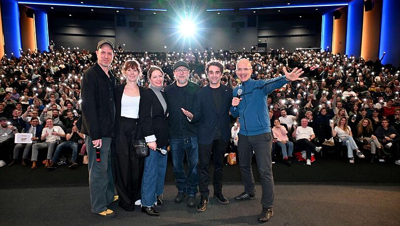 Das „Stromberg“-Team zu Besuch in München: Christoph Maria Herbst (v.r.) Oliver Wnuk, Bjarne Mädel, Diana Staehly, Milena Dreißig und Regisseur Arne Feldhusen bei ihrer Kinotour im Mathäser Filmpalast.
