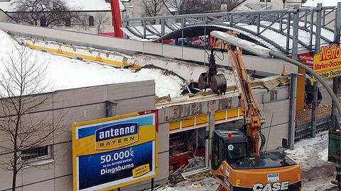 Glimpflich endete ein Dacheinsturz eines Supermarkts in T&ouml;ging. (Archivbild)