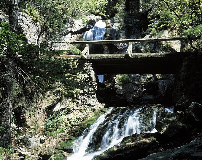 Der Wildes-Wasser-Weg Bodenmais führt durch Schluchten entlang an Wasserfällen durch bayerischen Urwald. Der Wildes-Wasser-Weg Bodenmais führt durch Schluchten entlang an Wasserfällen durch bayerischen Urwald.
