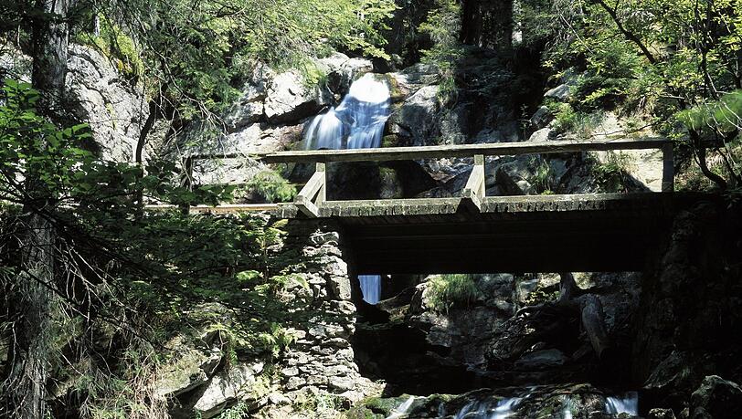 Der Wildes-Wasser-Weg Bodenmais führt durch Schluchten entlang an Wasserfällen durch bayerischen Urwald. Der Wildes-Wasser-Weg Bodenmais führt durch Schluchten entlang an Wasserfällen durch bayerischen Urwald.