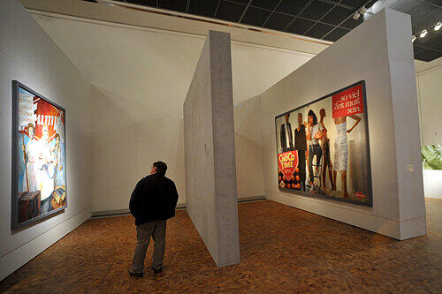 Die Mauer ist wieder da: Hans Haackes Installation &bdquo;Weite und Vielfalt der Brigade Ludwig&ldquo; in der Schau im &bdquo;Germanischen&ldquo;.