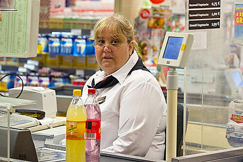 Die Kassiererin Barbara Emmely (M) arbeitet am Dienstag (22.06.2010) nach zweijähriger Pause an einer Kasse des Supermarktes Kaiser's im Linden-Einkaufscenter in Berlin.