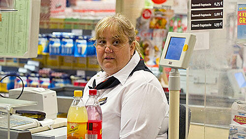 Die Kassiererin Barbara Emmely (M) arbeitet am Dienstag (22.06.2010) nach zweijähriger Pause an einer Kasse des Supermarktes Kaiser's im Linden-Einkaufscenter in Berlin. Die Kassiererin Barbara Emmely (M) arbeitet am Dienstag (22.06.2010) nach zweijähriger Pause an einer Kasse des Supermarktes Kaiser's im Linden-Einkaufscenter in Berlin.