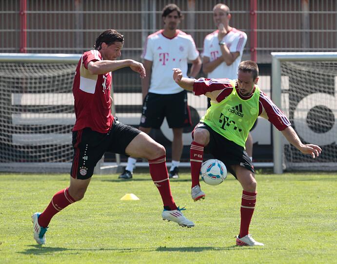 Anstrengender Tag für die Bayern-Kicker: Posing fürs Foto, dann gleich zum Training. Die Bilder von der Säbener