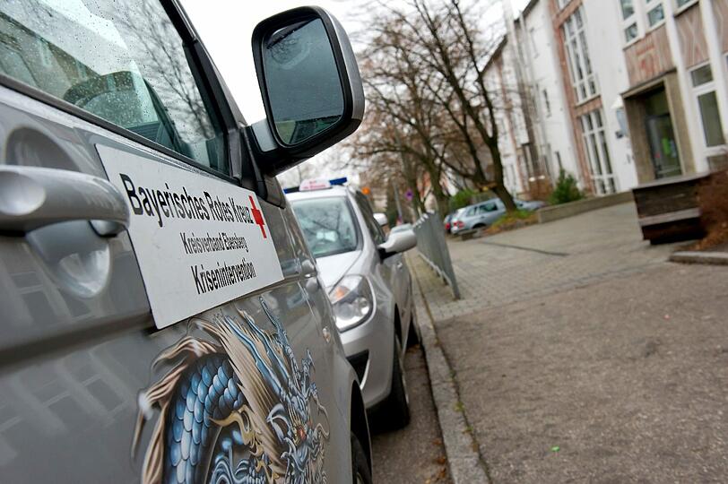 Alarm an einem oberbayerischen Gymnasium: Eine Jugendliche geht mit einem Messer auf Mitschüler los.