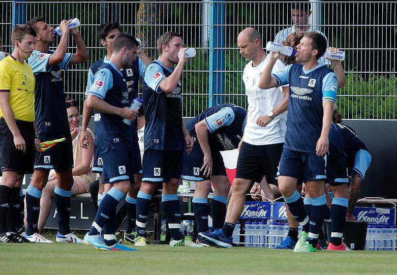 Die Löwen beim Testspiel gegen Jahn Regensburg.