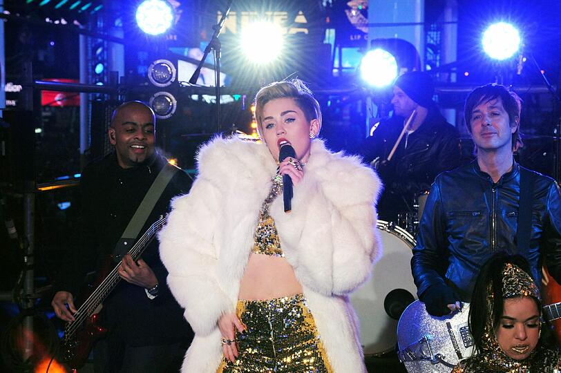 Miley Cyrus läutet den Neujahrs-Countdown am Times Square auf ihre spezielle Art und Weise ein.