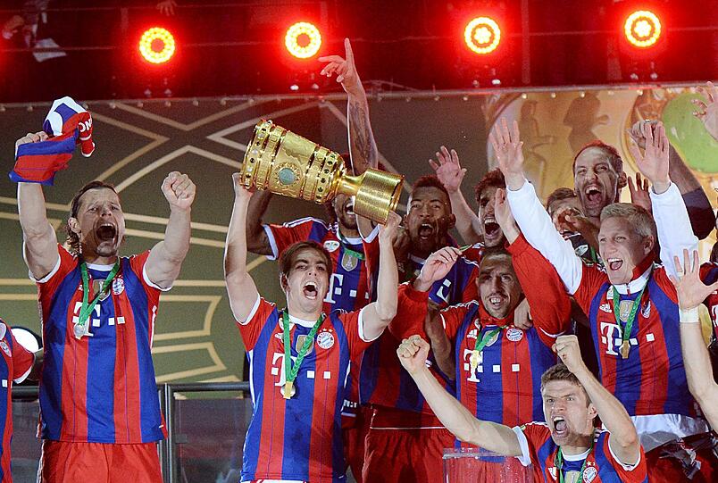 Die Bayern feiern mit dem Pott. Die schönsten Jubelbilder aus dem Berliner Olympiastadion.