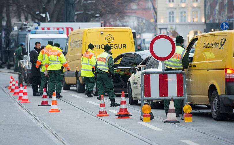 Am Freitag um 6 Uhr ging's los: Auf den Dächern sind Scharfschützen postiert. Absperrgitter blockieren die Zufahrtsstraßen. Rund um den Bayerischen Hof patrouillieren Polizisten mit Bombendetektoren und Spürhunden.