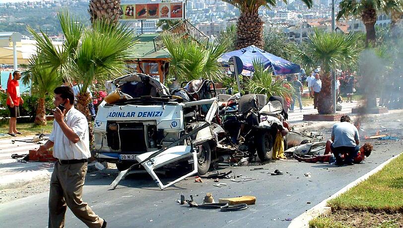 Im Juli 2005 sterben fünf Menschen, darunter eine Britin und eine Irin, bei einem Anschlag in Kusadasi. Im Juli 2005 sterben fünf Menschen, darunter eine Britin und eine Irin, bei einem Anschlag in Kusadasi.