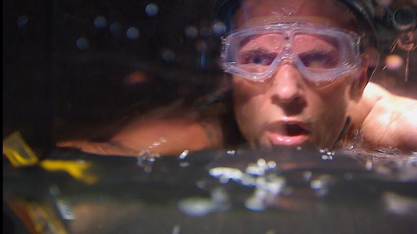 Dschungelprüfung 10 "Höhlenqualen": Thorsten Legat (l.) muss untertauchen. Die begehrten Sterne der heutigen Prüfung sind in einer unterirdischen Höhle voller Wasser zu erspielen.