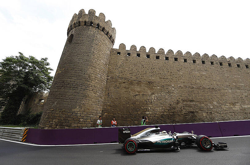 Der Engländer Lewis Hamilton hat in Baku erst einmal vorgelegt.