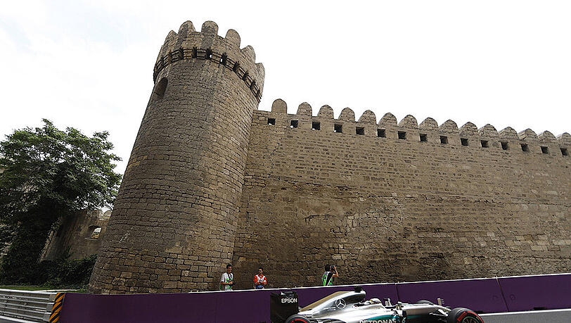 Der Engländer Lewis Hamilton hat in Baku erst einmal vorgelegt. Der Engländer Lewis Hamilton hat in Baku erst einmal vorgelegt.