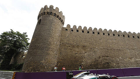 Der Engländer Lewis Hamilton hat in Baku erst einmal vorgelegt.